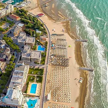 Hotel Spacious Surrounded By Lush Greenery Lignano Sabbiadoro